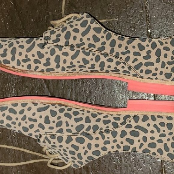 Dolce Vita, leopard print, lace-up Oxfords. Size 7 - Picture 3 of 5